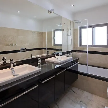 Beautiful Modern In Clube Carvoeiro With Heated Pool And Electric Pool Cover 别墅 *
